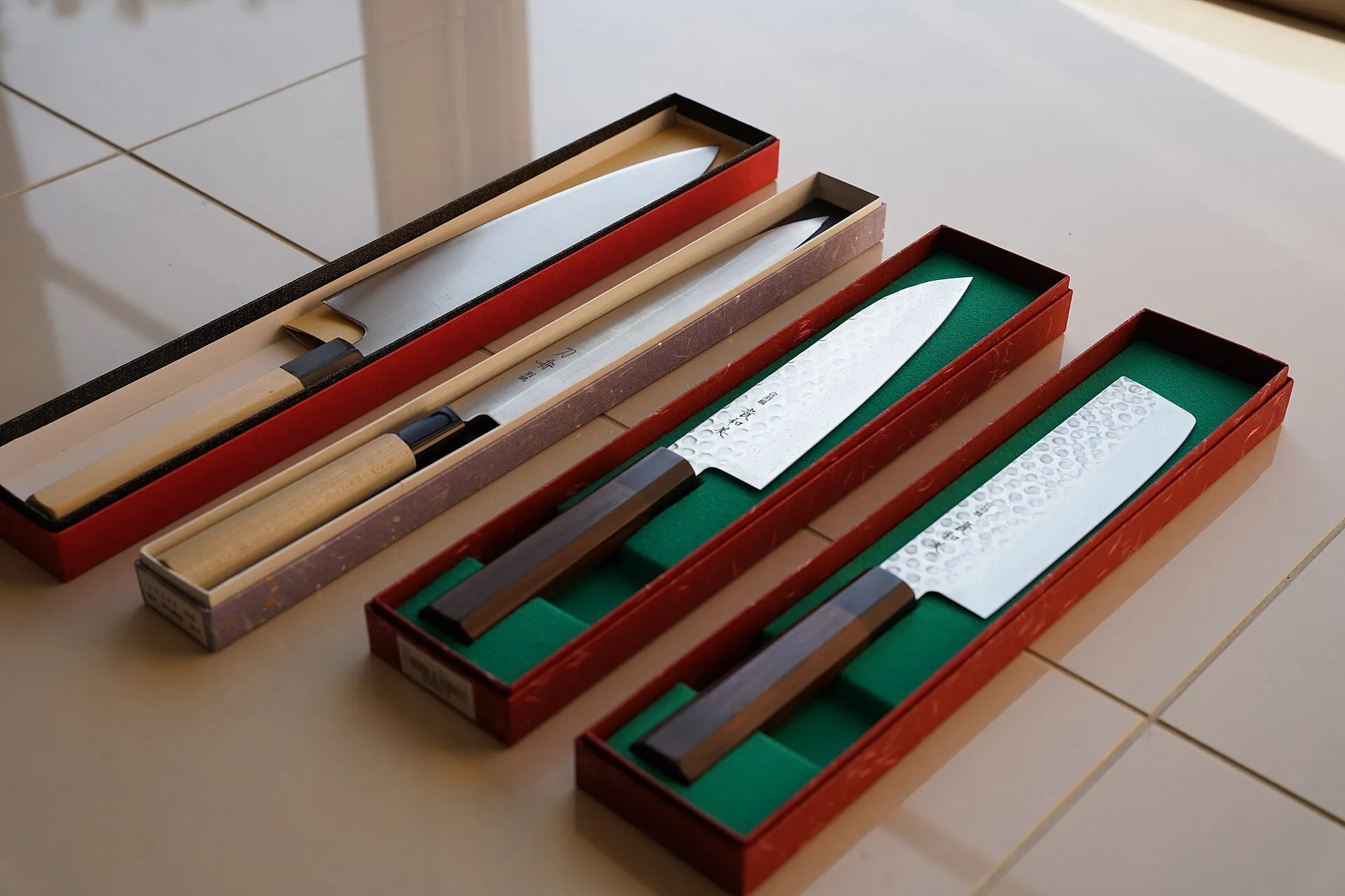Gyuto, couteau à poisson, santoku et nakiri japonais présentés dans leurs coffrets